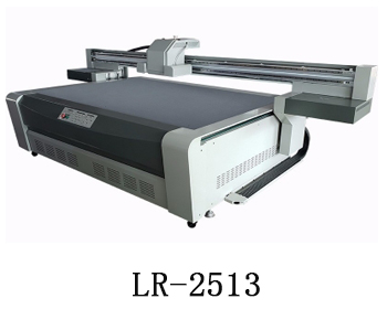 LR-2513通常我們也稱為萬能打印機，他是根據(jù)國際標準尺寸而來，加上這種uv機器不收材質(zhì)約束，差不多什么都可以打印，通常我們也稱之為萬能打印機